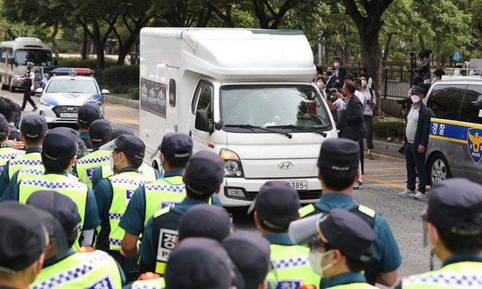 전국자영업자비상대책위원회의 극단 선택한 자영업자를 추모하기 위한 분향소 설치가 경찰에 막혀 무산된 16일 오후 서울 영등포구 여의도 국회의사당역 인근에서 분향소 설치 물품을 싣은 차량이 이동하고 있다. 뉴시스
