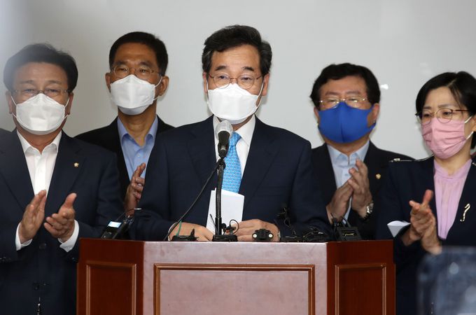 더불어민주당 이낙연 대선 경선후보(가운데)가 16일 광주시의회에서 기자회견을 열고 광주의 지지를 호소하고 있다. 광주=연합뉴스