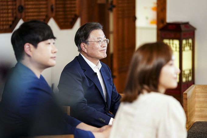 문재인 대통령이 지난 14일 청와대 상춘재에서 제2회 청년의날 기념 대담을 열었다. 현장 영상은 청년의날인 18일 청와대 유튜브 등에서 공개된다. 배성재 아나운서가 진행한 이날 대담에는 윤태진 아나운서, 브레이브걸스의 리드보컬 민영, 래퍼 한해가 참석했다. 연합뉴스