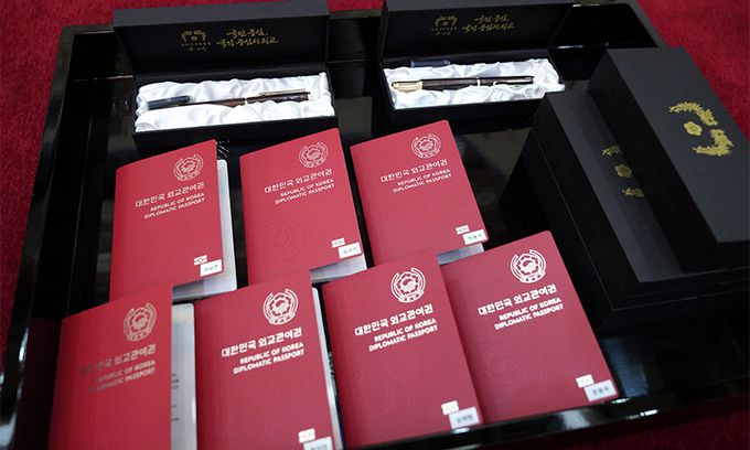 문재인 대통령이 14일 청와대에서 열린 미래세대와 문화를 위한 대통령 특별사절 임명장 수여식에서 그룹 BTS에게 임명장을 수여했다. 사진은 이날 BTS 멤버들에게 전해진 외교관 여권과 기념품(만년필). 연합뉴스