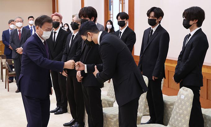 문재인 대통령이 지난 14일 청와대에서 열린 미래세대와 문화를 위한 대통령 특별사절 임명장 수여식에서 그룹 BTS 멤버들과 인사하고 있다. 연합뉴스