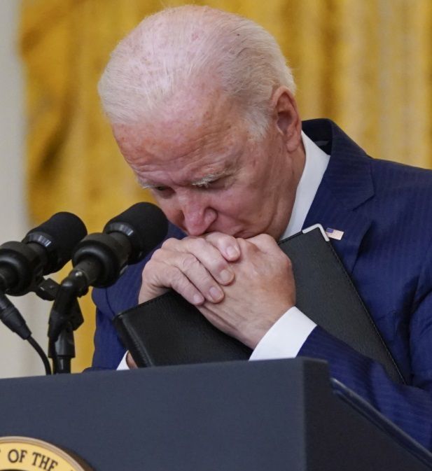 지난 8월 26일 조 바이든 미국 대통령이 워싱턴 백악관에서 아프가니스탄 사태 관련 기자회견을 하던 중 고개를 숙이고 있다. 세계일보 자료사진