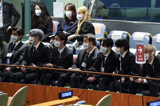 그룹 방탄소년단(BTS)이 20일(현지시간) 뉴욕 유엔본부에서 열린 제76차 유엔 총회 SDG Moment(지속가능발전목표 고위급회의) 개회 세션에서 문재인 대통령의 발언을 경청하고 있다. 청와대 제공