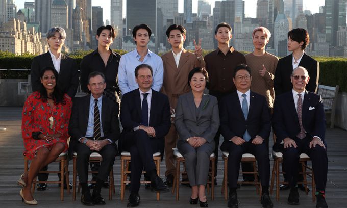 문재인 대통령과 UN총회 참석차 뉴욕을 방문한 김정숙 여사가 20일(현지시간) 메트로폴리탄 미술관에서 미래문화특사인 그룹 BTS(방탄소년단) 및 참석자와 한국실 개관 기념식을 마친 후 기념촬영을 하고 있다. 연합뉴스