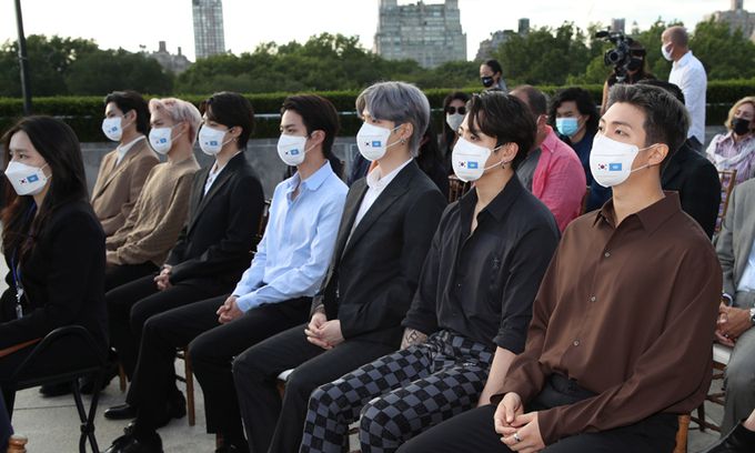 미래문화특사인 그룹 BTS(방탄소년단)가 20일(현지시간) 메트로폴리탄 미술관에서 김정숙 여사의 한국실 개관 축사를 경청하고 있다. 뉴시스