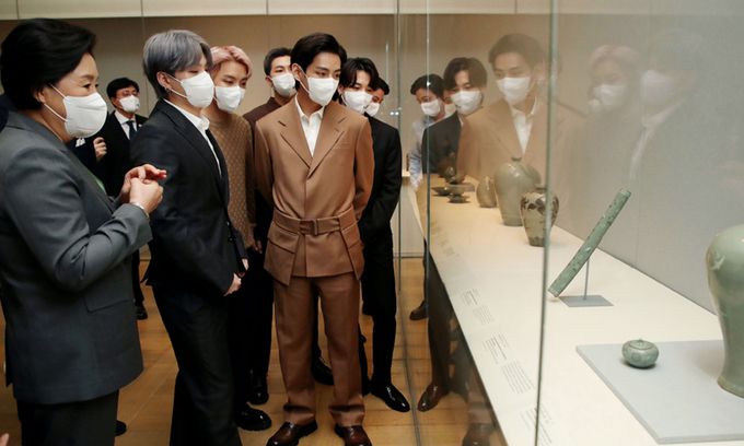 문재인 대통령과 UN총회 참석차 뉴욕을 방문한 김정숙 여사가 20일(현지시간) 메트로폴리탄 미술관에서 미래문화특사인 그룹 BTS(방탄소년단)와 한국실을 관람하고 있다. 뉴시스