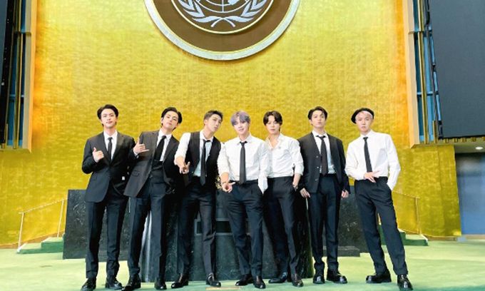 BTS 멤버들이 미국 뉴욕 유엔 건물 안팎에서 기념사진을 찍고 있다. BTS는 ‘미래세대와 문화를 위한 대통령 특별사절’로 임명돼 활동했다. BTS 트위터 캡처