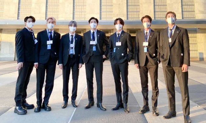BTS 멤버들이 미국 뉴욕 유엔 건물 안팎에서 기념사진을 찍고 있다. BTS는 ‘미래세대와 문화를 위한 대통령 특별사절’로 임명돼 활동했다. BTS 트위터 캡처