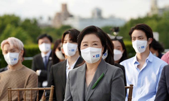 문재인 대통령과 UN총회 참석차 뉴욕을 방문한 김정숙 여사가 20일(현지시각) 메트로폴리탄 미술관에서 열린 한국실 개관 행사에 참석해 있다. 연합뉴스