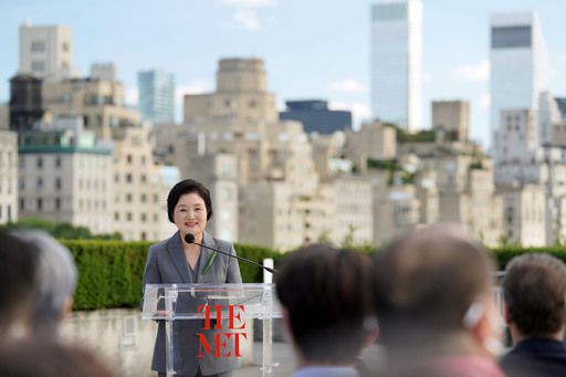 문재인 대통령과 UN총회 참석차 뉴욕을 방문한 김정숙 여사가 20일(현지시간) 메트로폴리탄 미술관에서 한국실 개관 축사를 하고 있다. 뉴시스