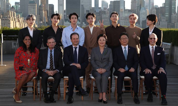 문재인 대통령과 UN총회 참석차 뉴욕을 방문한 김정숙 여사가 20일(현지시간) 메트로폴리탄 미술관에서 미래문화특사인 그룹 BTS(방탄소년단) 및 참석자와 한국실 개관 기념식을 마친 후 기념촬영을 하고 있다. 연합뉴스