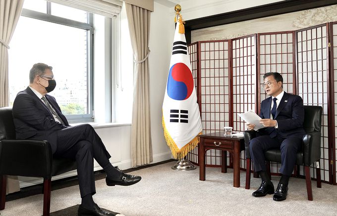 문재인 대통령이 21일(현지시각) 미국 뉴욕 시내에 위치한 호텔에서 앨버트 불라 화이자 회장 겸 최고경영자(CEO)를 접견하고 있다.    청와대 제공