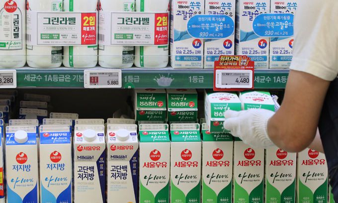 서울 시내 한 대형마트 우유 및 유제품 판매대 모습. 연합뉴스