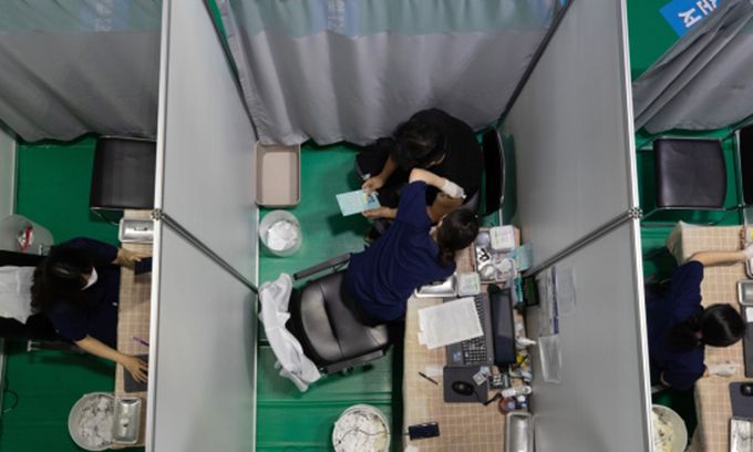 신종 코로나바이러스 감염증(코로나19) 백신 1차 접종률이 61%를 넘어선 8일 오전 서울 서대문구 백신접종센터를 찾은 시민들이 화이자 백신을 접종하고 있다. 뉴스1