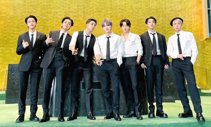 유엔 총회에 청년세대 대표로 참석한 방탄소년단(BTS)이 각국 정상들이 연설하는 유엔 총회장을 누비며 유쾌한 화합의 무대를 선사했다. BTS는 20일(현지시간) 뉴욕 유엔 총회장에서 열린 지속가능발전목표 고위급 회의(SDG 모멘트) 행사에서 사전 녹화된 '퍼미션 투 댄스'(Permission to Dance) 퍼포먼스 영상을 공개했다. 방탄소년단 공식 트위터 캡처