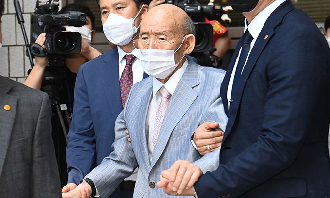 지난 8월 9일 전두환씨가 고(故) 조비오 신부 사자명예훼손 혐의에 대한 항소심 재판을 받은 뒤 부축을 받으며 광주 동구 광주법원을 나가고 있다. 뉴시스