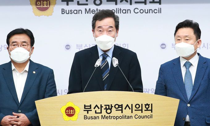 더불어민주당 대권주자인 이낙연 전 대표가 27일 부산 연제구 부산시의회에서 대장동 개발비리 의혹 관련 기자회견을 열고 있다. 이 전 대표는 "대장동 개발비리 본질은 부정부패라며 정부 합동특별수사본부 설치를 촉구한다"고 말했다. 연합뉴스