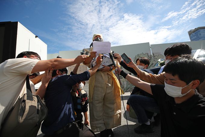 상복 입고 기자회견하는 돌잔치 업계 관계자. 연합뉴스