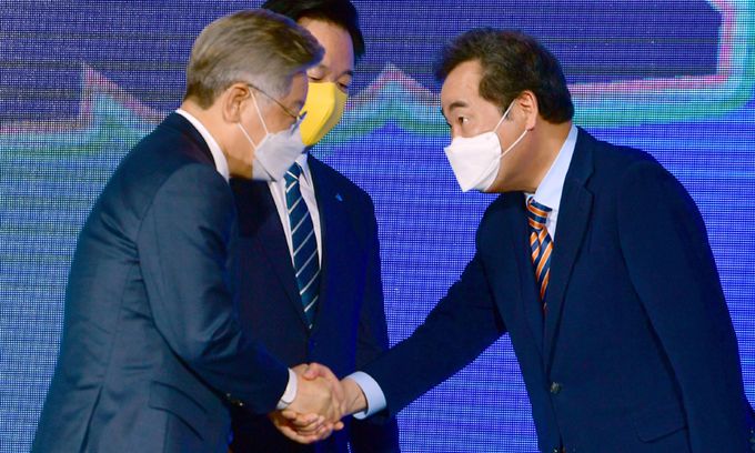 26일 전북 완주군 우석대학교 체육관에서 열린 더불어민주당 대선 후보 선출을 위한 전북 합동연설회 후 이재명 후보(왼쪽)와 이낙연 후보가 악수하고 있다. 완주=연합뉴스