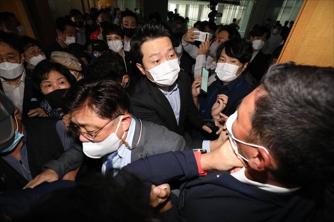 몸싸움 국민의힘 ‘이재명 경기지사 대장동 게이트’ 특별위원회 위원들과 시의원 등이 27일 경기 성남시청을 항의 방문하는 과정에서 성남시 관계자가 국민의힘 측 지역주민의 입장을 제지하자 몸싸움을 하고 있다. 성남=국회사진기자단