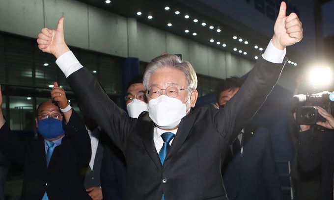 더불어민주당 대선주자인 이재명 경기지사가 26일 전북 완주군 우석대학교 체육관에서 열린 더불어민주당 대선 후보 선출을 위한 전북 합동연설회에서 환호하고 있다. 연합뉴스