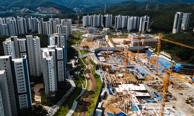 자산관리업체 화천대유의 특혜의혹이 불거진 경기 성남시 분당구 대장동 개발사업 현장에서 26일 아파트 등 신축공사작업이 한창 진행되고 있다. 성남=하상윤 기자