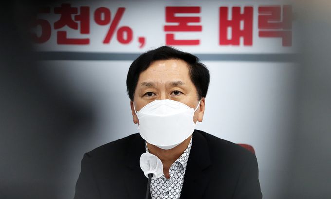 국민의힘 김기현 원내대표가 26일 서울 여의도 국회에서 '대장동 개발의혹' 및 곽상도 의원 아들의 화천대유 퇴직금 50억원 등과 관련한 긴급 최고위원회의 결과에 대해 브리핑하고 있다. 국회사진기자단