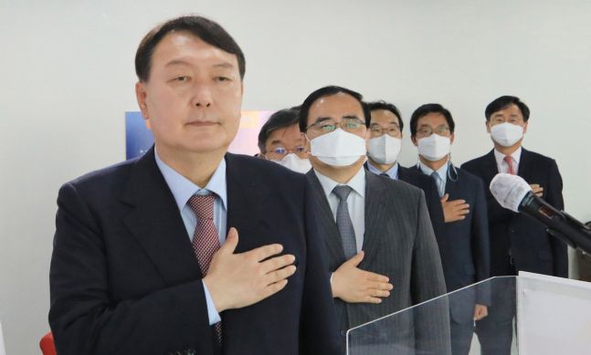 국민의힘 대선 예비후보인 윤석열 전 검찰총장이 지난 22일 오후 서울 여의도 국민의힘 중앙당사에서 외교안보 관련 공약 발표에 앞서 정책자문단과 함께 국민의례를 하고 있다. 뉴스1