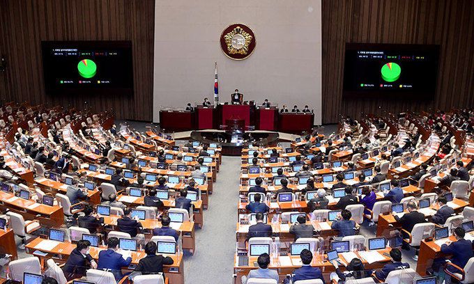 28일 국회 본회의에서 세종시에 국회의사당 분원을 설치하는 내용의 국회법 일부 개정법률안이 통과되고 있다. 국회사진기자단