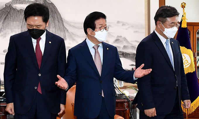 더불어민주당 윤호중 원내대표(오른쪽)와 국민의힘 김기현 원내대표(왼쪽)가 28일 서울 여의도 국회에서 박병석 국회의장 주재로 열린 언론중재법 관련 회동에서 사진 촬영을 마친 뒤 자리로 향하고 있다. 남정탁 기자