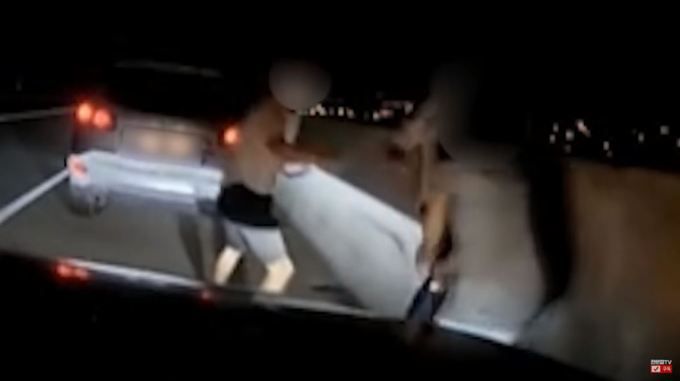 지난 20일 중부내륙고속도로에서 제보자의 차량을 뒤에서 박은 음주운전자가 제보자의 아내를 발로 걷어차고 있다. 유튜브 채널 '한문철TV' 캡처