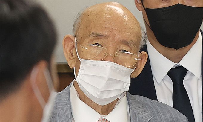 지난 8월 9일 전두환씨가 고(故) 조비오 신부 사자명예훼손 혐의에 대한 항소심 재판을 받은 뒤 부축을 받으며 광주 동구 광주법원을 나가고 있다. 뉴시스