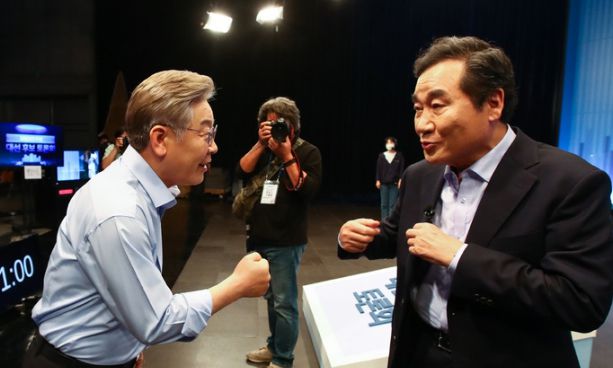 28일 서울 목동 SBS에서 열린 더불어민주당 제20대 대선 후보 TV토론에서 이재명(왼쪽) 후보와 이낙연 후보가 인사하고 있다.뉴시스