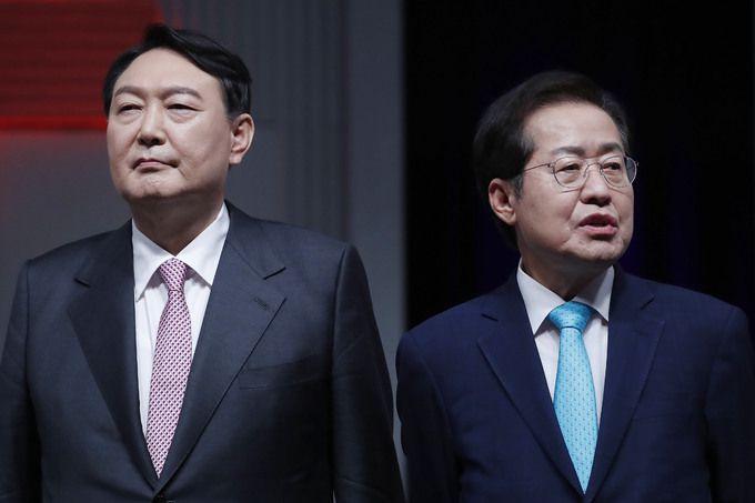 국민의힘 홍준표(오른쪽), 윤석열 대선 경선 예비후보가 28일 서울 상암동 MBC에서 열린 대선 경선 4차 방송토론회 전 방송 진행 설명을 듣고 있다. 뉴시스