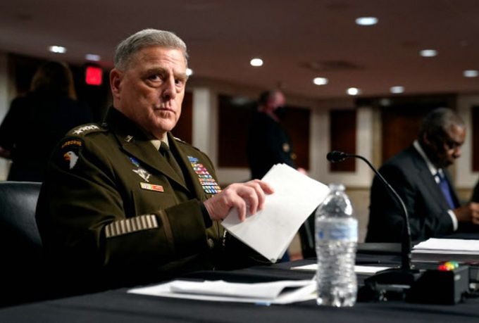 마크 밀리 미국 합참의장이 28일(현지시간) 상원 군사위원회 청문회에 출석해 있다. 오른쪽은 로이드 오스틴 국방장관. 워싱턴=AFP연합뉴스