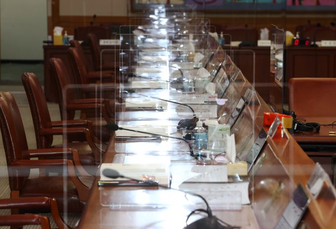 21대 국회의 두 번째 국정감사이자, 대선을 5개월 앞두고 열리는 문재인 정부에 대한 마지막 국감이 내달 1일 시작된다. 30일 오후 국감을 하루 앞둔 서초동 대법원에 비말 차단을 위한 가림막이 설치돼 있다. 연합뉴스