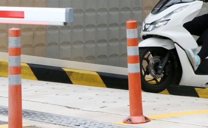 사진은 지난 28일 송도국제도시 한 아파트에서 배달 오토바이가 지하 주차장에서 나오고 있는 모습. 연합뉴스