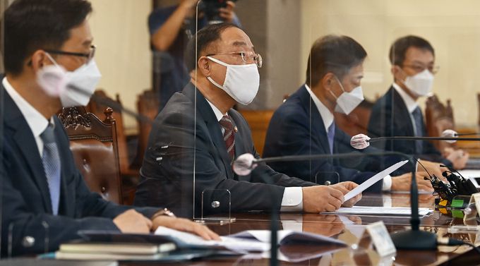 홍남기 경제부총리 겸 기획재정부 장관이 30일 오전 서울 중구 은행회관 중회의실에서 열린 거시경제금융회의에 참석해 발언하고 있다.     공동취재