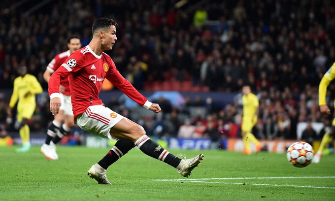 맨유 공격수 크리스티아누 호날두가 30일 영국 맨체스터의 올드 트래퍼드에서 열린 비야레알과의 2021~2022 UCL 조별리그 경기에서 후반 추가시간 극적인 역전 결승골을 터뜨리고 있다. 맨체스터=EPA연합뉴스