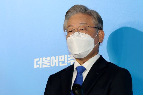 1일 오후 제주시 오등동 난타호텔에서 열린 더불어민주당 대선 후보 선출을 위한 제주 경선에서 1위를 차지한 이재명 후보가 인터뷰하고 있다. 공동취재사진