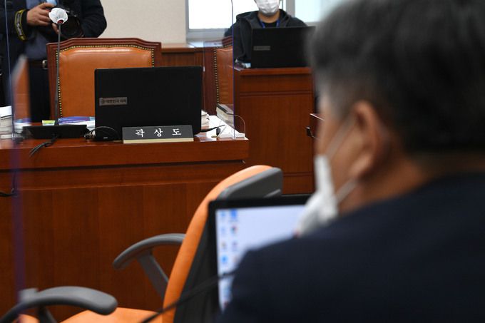 1일 서울 여의도 국회 교육위원회에서 열린 교육부, 국사편찬위원회 등에 대한 국정감사에서 곽상도 의원이 불참해 의석이 비어 있다. 뉴시스