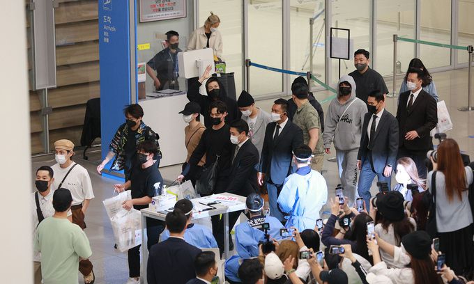 지난달 24일 새벽 BTS가 유엔 총회를 성공적으로 마치고 인천국제공항을 통해 입국하고 있다. 인천공항=뉴스1