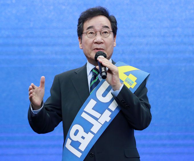 2일 오후 부산항국제전시컨벤션센터(BPEX)에서 열린 더불어민주당 대선 후보 선출을 위한 부산·울산·경남 합동연설회에서 이낙연 후보가 정견발표하고 있다.   연합뉴스