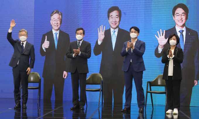 이재명(왼쪽부터), 이낙연, 박용진, 추미애 더불어민주당 대선 경선 후보가 지난 2일 부산 동구 부산항컨벤션센터에서 열린 '부산·울산·경남 합동연설회' 결과 발표 후 인사를 하고 있다. 뉴스1