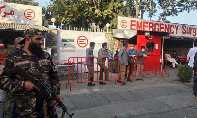 3일(현지시간) 아프가니스탄 수도 카불의 한 모스크 밖에서 폭단이 터져 최소 두명이 숨졌다. 카불=AFP뉴스1