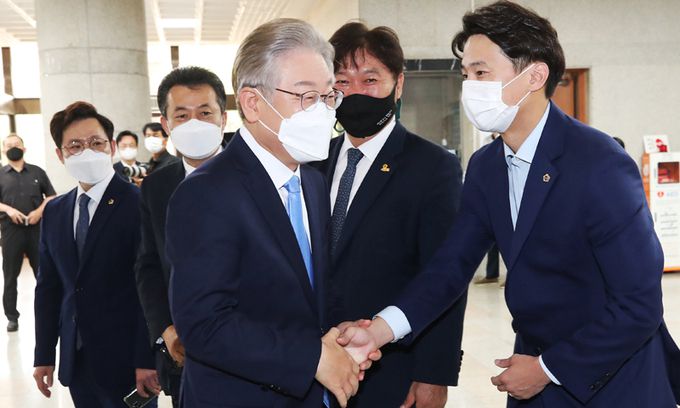 더불어민주당 대권주자인 이재명 경기지사가 3일 경기도 수원시 경기도의회 대회의실에서 경기지역 공약 발표에 앞서 참석자들과 인사하고 있다. 뉴시스