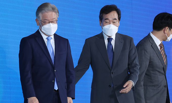 더불어민주당 대선 경선 후보 이재명(왼쪽) 경기지사와 이낙연 전 총리와 함께 3일 인천 연수구 송도컨벤시아에서 열린 인천 순회합동연설회 및 2차 슈퍼위크 결과가 발표된 뒤 단상을 내려오고 있다. 뉴시스