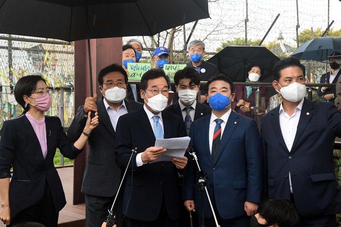 더불어민주당 이낙연 대선 경선 후보(왼쪽에서 두번째)가 4일 경기 파주시 임진각에서 외교안보통일 분야 정책을 발표하고 있다. 파주=서상배 선임기자