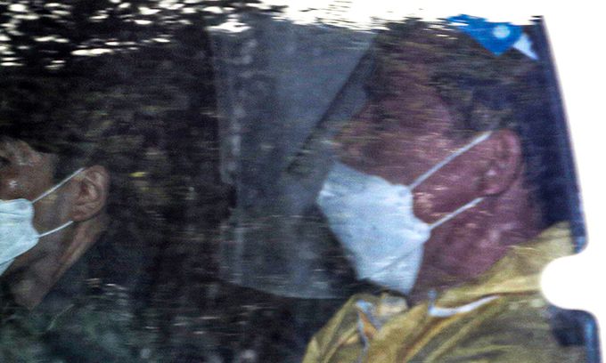 '대장동 개발 사업 특혜' 의혹의 핵심인물로 꼽히는 유동규 전 성남도시개발공사 기획본부장이 3일 오후 서울 서초구 서울중앙지법에서 특정경제범죄 가중처벌 등에 관한 법률 위반(배임) 등 혐의로 구속 전 피의자심문(영장실질심사)을 받은 후 호송차를 타고 서울구치소로 향하고 있다. 공동취재사진