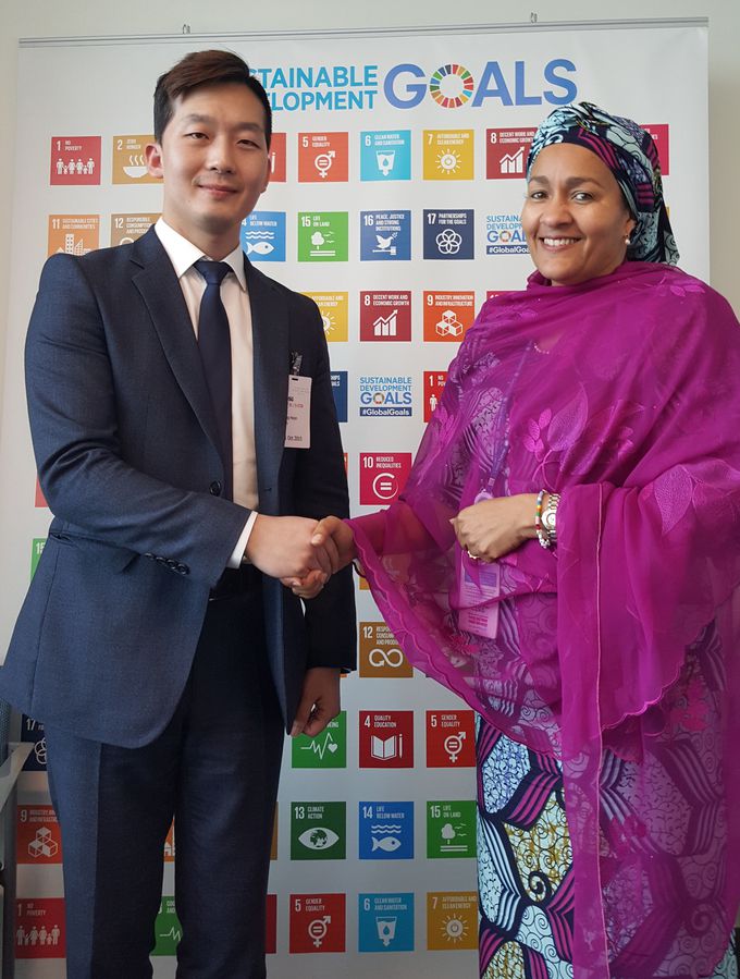 아미나 모하메드 유엔 사무부총장(오른쪽)과 김정훈 UN SDGs 협회 사무대표